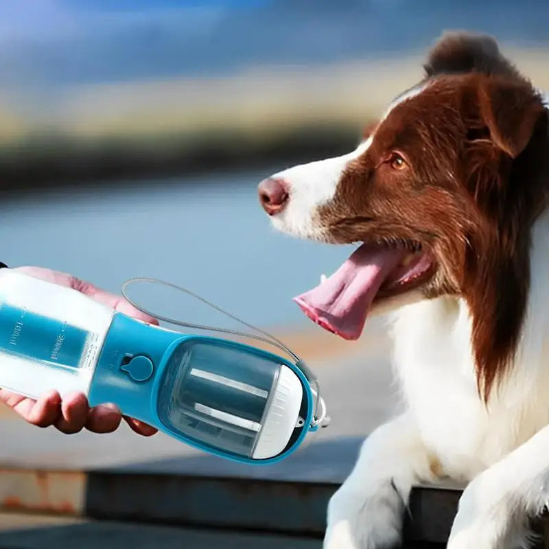 Botella de agua 3 en 1 para perros con dispensador de bolsas para comida y excrementos | Vaso de viaje portátil para mascotas