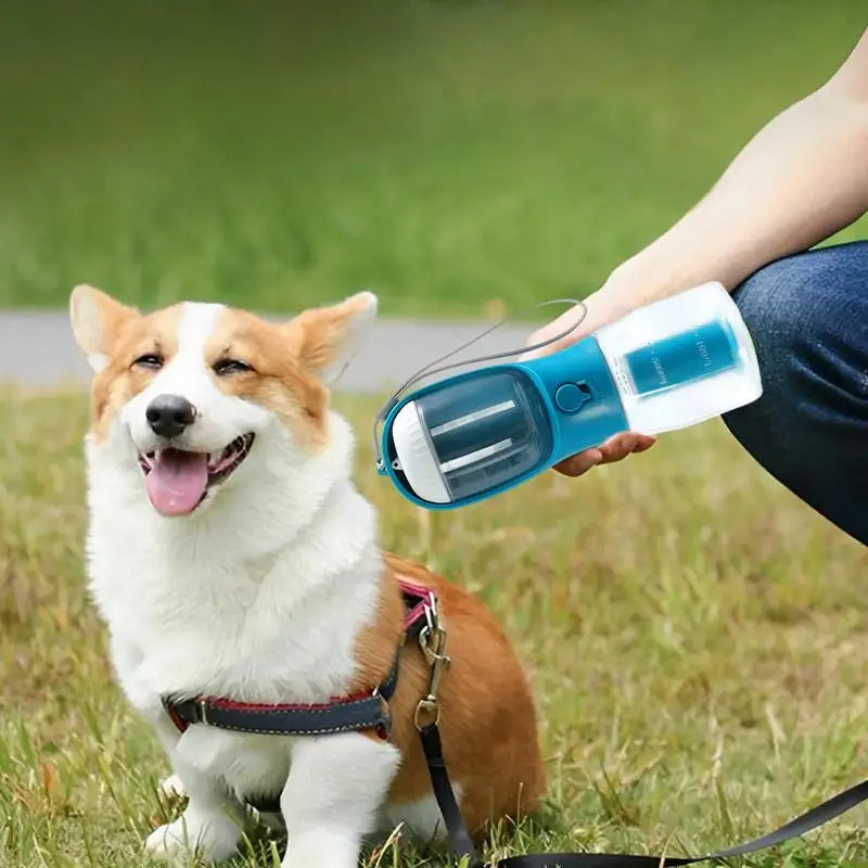 Botella de agua 3 en 1 para perros con dispensador de bolsas para comida y excrementos | Vaso de viaje portátil para mascotas